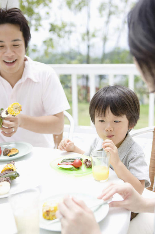 果汁,东方人,儿童,三个人,家庭,夫妻,母亲,父亲,儿子,客厅,栏杆,坐,吃,竖图,室外,白天,正面,爱情,烹饪,西餐,纯洁,植物,餐桌,桌子,柑橘,杯子,餐具,亚洲,握,服装,朦胧,模糊,碟子,扶手,盘,三明治,橙汁,料理,食品,饮品,浪漫,拿,拿着,扭头,注视,休闲装,黄种人,菜肴,美食,护栏,玻璃制品,树,树木,食物,饮料,小孩,衣服,绿色,自然,盘子,水杯,碟,快餐,观察,看,转头,休闲,温暖,温馨,父子,母子,三口之家,一家人,休闲服,恩爱,父爱,可爱,母爱,童年,童趣,西式,握着,恋人,服饰,佳肴,生长,成长,餐台,观看,和睦,察看,起居室,关注,可口,童真,西式快餐,烂漫,无邪,三文治,客堂,适口,天真,男孩,男人,男性,年轻男性,年轻女性,女人,女性,亚洲人,孩子,年轻人,夫妇,情侣,玻璃杯,橘子,桔子,橙子,橙,嚼,食,坐着,半身,彩图,伴侣,融洽,男生