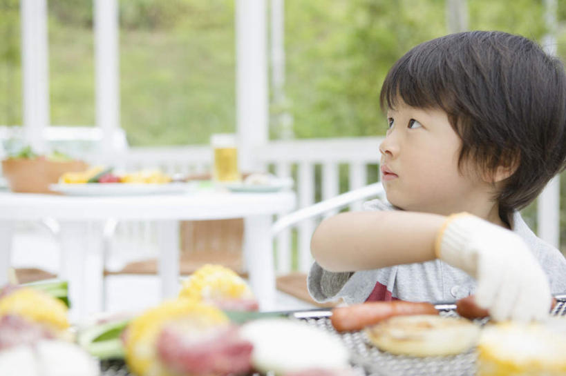 点心,东方人,儿童,一个人,栏杆,站,横图,室外,白天,正面,烧烤,下午茶,纯洁,安全,草地,草坪,植物,餐桌,桌子,亚洲,仅一个男性,仅一个人,握,服装,朦胧,模糊,扶手,食品,防护,烤架,烤肉,拿,拿着,扭头,注视,休闲装,黄种人,护栏,草,树,树木,食物,糕点,小孩,衣服,绿色,自然,手套,观察,看,站着,转头,仅一个小孩,休闲,休闲服,铁架,可爱,童年,童趣,握着,服饰,生长,成长,餐台,观看,保护,察看,关注,保险,童真,烂漫,无邪,保全,周全,安稳,安定,防护手套,平安,天真,男孩,男人,男性,亚洲人,孩子,站立,半身,彩图,蛋糕,男生