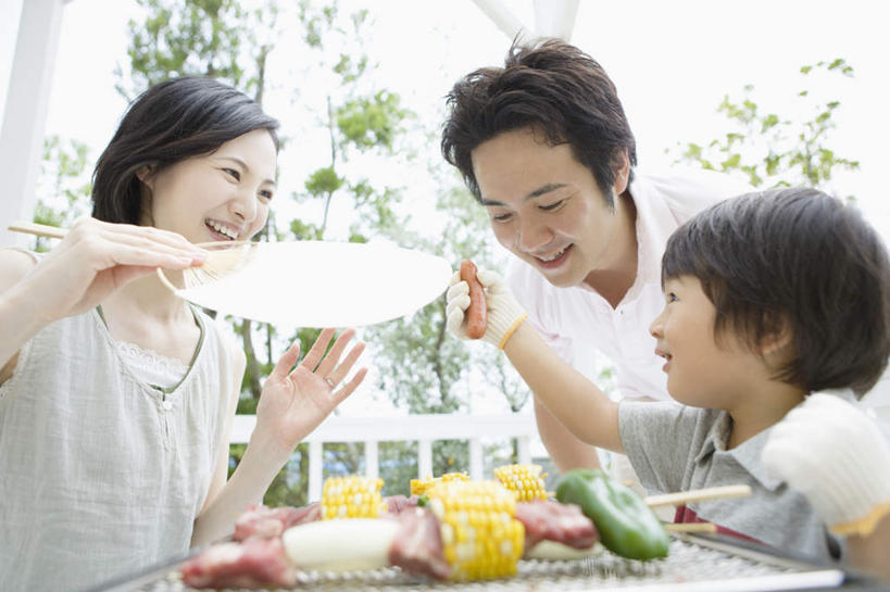 东方人,儿童,三个人,家庭,夫妻,母亲,父亲,儿子,站,坐,笑,微笑,露齿笑,横图,室外,白天,正面,爱情,烧烤,纯洁,玉米,植物,餐桌,桌子,辣椒,蔬菜,餐具,亚洲,握,服装,朦胧,模糊,新鲜,棒子,碟子,盘,玉蜀黍,肉,食品,烤架,烤肉,浪漫,拿,拿着,扭头,注视,休闲装,黄种人,肉类,树,树木,食物,小孩,衣服,绿色,自然,盘子,碟,观察,看,站着,转头,休闲,温暖,温馨,父子,母子,三口之家,一家人,休闲服,铁架,恩爱,父爱,可爱,母爱,童年,童趣,握着,恋人,服饰,有机食品,绿色食品,生长,成长,餐台,观看,苞米,和睦,察看,关注,苞芦,肉食,彩椒,童真,烂漫,无邪,辣角,红海椒,大椒,辣虎,广椒,苞谷,包谷,大蜀黍,番麦,薏米包,玉高粱,玉麦,珍珠米,天真,男孩,男人,男性,年轻男性,年轻女性,女人,女性,亚洲人,孩子,年轻人,夫妇,情侣,甜椒,柿子椒,辣子,海椒,番椒,灯笼椒,站立,坐着,半身,彩图,伴侣,融洽,男生
