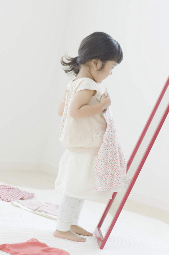东方人,儿童,一个人,站,竖图,室内,白天,白色背景,侧面,裙子,纯洁,地毯,镜子,亚洲,仅一个女性,仅一个人,握,阴影,连衣裙,服装,装饰,编织,反射,影子,手工艺品,织物,凌乱,拿,拿着,注视,休闲装,黄种人,光脚,小孩,衣服,工艺品,观察,看,站着,仅一个小孩,休闲,赤脚,休闲服,可爱,童年,童趣,握着,摄影,服饰,影棚,观看,华丽,修饰,点缀,镜像,察看,混乱,镜面,关注,童真,烂漫,无邪,衬托,美观,雅致,雅观,纷乱,缭乱,庞杂,天真,女孩,女人,女性,亚洲人,孩子,站立,彩图,全身,影棚拍摄,拍摄,女生