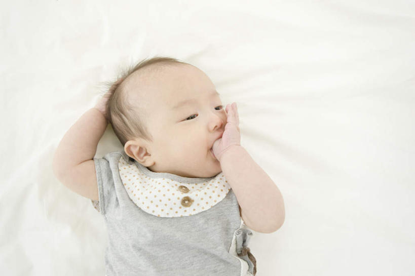 东方人,婴儿,儿童,一个人,躺,横图,俯视,室内,白天,婴儿服装,纯洁,床,卧室,亚洲,仅一个人,咬,服装,床单,扭头,注视,黄种人,被子,小孩,衣服,观察,看,转头,可爱,服饰,单人床,活泼,观看,咬着,察看,被单,衣着,穿着,关注,宝宝,纯真,烂漫,无邪,衣饰,卧着,伶俐,天真,亚洲人,孩子,躺着,卧,半身,彩图,高角度拍摄,婴儿服,睡房,卧房