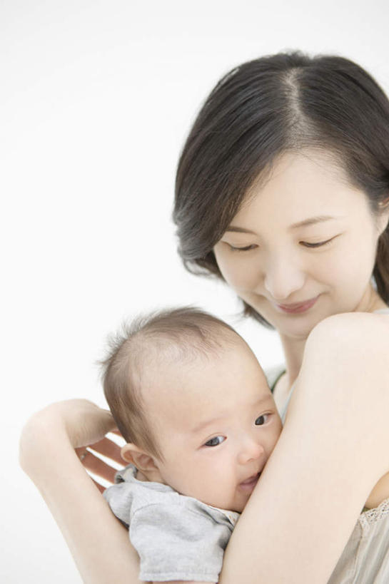 东方人,婴儿,儿童,两个人,家庭,母亲,站,闭眼,抱,笑,微笑,露齿笑,竖图,室内,白天,白色背景,侧面,纯洁,亚洲,阴影,服装,反射,影子,扭头,注视,休闲装,黄种人,小孩,衣服,观察,看,站着,转头,休闲,温暖,温馨,一家人,休闲服,可爱,母爱,童年,童趣,摄影,服饰,活泼,影棚,抱着,观看,和睦,察看,搂着,关注,宝宝,童真,纯真,烂漫,无邪,母婴,伶俐,天真,年轻女性,女人,女性,亚洲人,孩子,年轻人,闭眼睛,闭着眼,闭着眼睛,搂,搂抱,站立,半身,彩图,影棚拍摄,拍摄,融洽