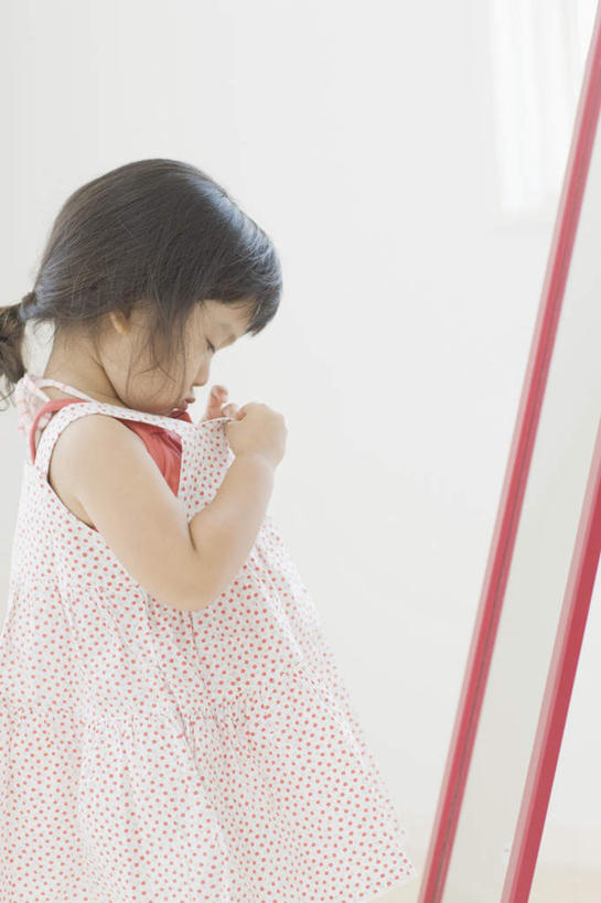 东方人,儿童,一个人,站,闭眼,竖图,室内,白天,侧面,裙子,纯洁,窗户,镜子,亚洲,仅一个女性,仅一个人,握,连衣裙,服装,墙,拿,拿着,休闲装,黄种人,玻璃窗,墙壁,墙面,小孩,衣服,白色,低头,站着,仅一个小孩,休闲,休闲服,可爱,童年,童趣,握着,服饰,吊带裙,镜像,镜面,童真,烂漫,无邪,天真,女孩,女人,女性,亚洲人,孩子,闭眼睛,闭着眼,闭着眼睛,站立,半身,彩图,女生