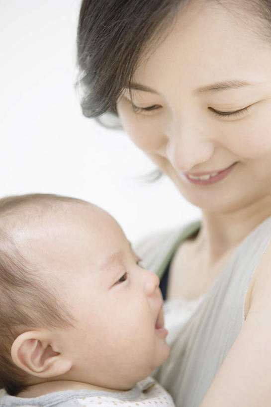 东方人,婴儿,儿童,脸,头,脸颊,两个人,家庭,母亲,站,闭眼,抱,笑,微笑,露齿笑,竖图,室内,特写,白天,白色背景,侧面,纯洁,亚洲,阴影,服装,反射,影子,扭头,注视,休闲装,黄种人,肩膀,小孩,衣服,观察,看,站着,转头,休闲,温暖,温馨,一家人,休闲服,可爱,母爱,童年,童趣,摄影,服饰,活泼,影棚,抱着,观看,和睦,察看,搂着,关注,宝宝,童真,纯真,烂漫,无邪,母婴,伶俐,天真,年轻女性,女人,女性,亚洲人,孩子,年轻人,头部,脸部,脸蛋,面部,闭眼睛,闭着眼,闭着眼睛,搂,搂抱,站立,半身,彩图,影棚拍摄,拍摄,融洽