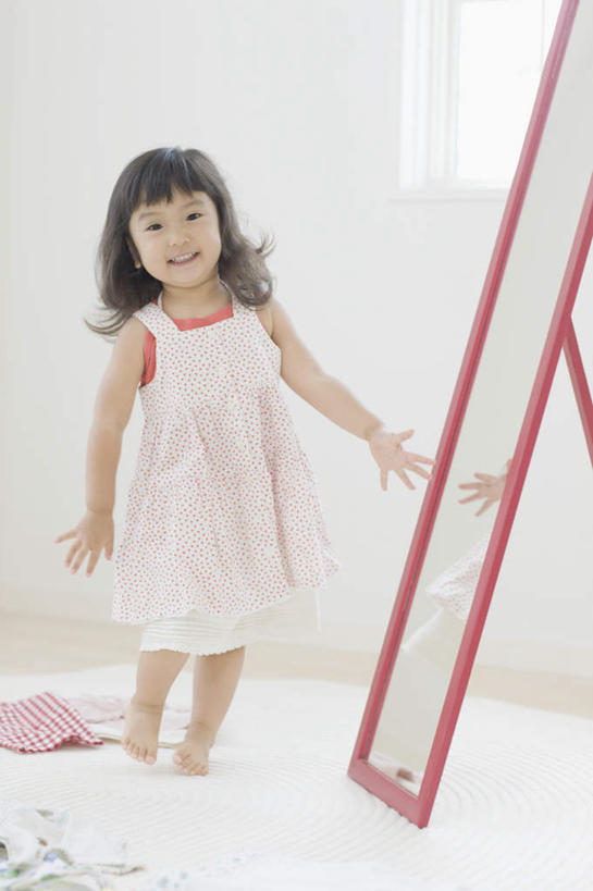 东方人,儿童,腿部,脚,脚趾,脚趾甲,腿,一个人,站,笑,微笑,露齿笑,竖图,室内,白天,正面,裙子,纯洁,窗户,地毯,镜子,亚洲,仅一个女性,仅一个人,连衣裙,装饰,编织,手工艺品,墙,织物,注视,黄种人,光脚,玻璃窗,墙壁,墙面,小孩,白色,工艺品,观察,看,站着,仅一个小孩,赤脚,可爱,童年,童趣,观看,吊带裙,华丽,修饰,点缀,镜像,察看,镜面,关注,童真,烂漫,无邪,衬托,美观,雅致,雅观,天真,女孩,女人,女性,亚洲人,孩子,脚指甲,站立,彩图,全身,女生