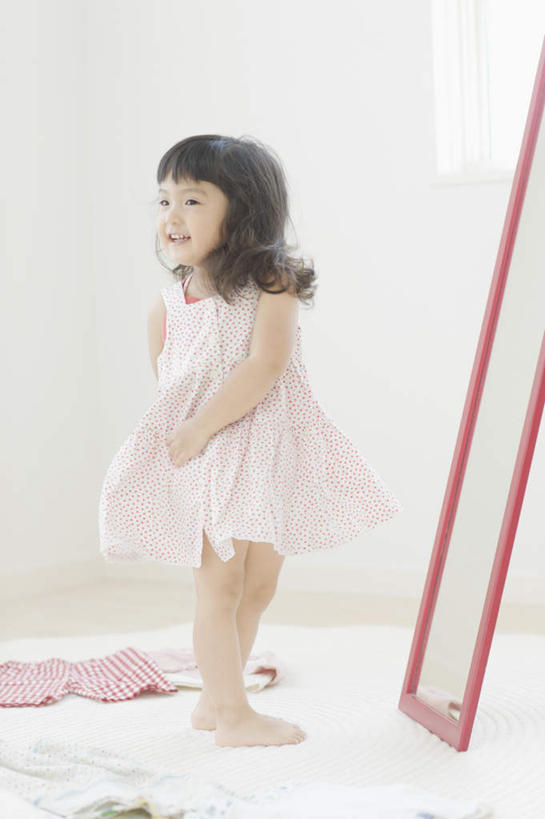 东方人,儿童,腿部,脚,脚趾,脚趾甲,腿,一个人,站,笑,微笑,露齿笑,竖图,室内,白天,正面,裙子,纯洁,窗户,地毯,镜子,亚洲,仅一个女性,仅一个人,连衣裙,装饰,编织,手工艺品,墙,织物,注视,旋转,黄种人,光脚,玻璃窗,墙壁,墙面,小孩,白色,工艺品,观察,看,站着,仅一个小孩,赤脚,可爱,童年,童趣,观看,吊带裙,华丽,修饰,点缀,镜像,察看,镜面,关注,童真,烂漫,扭转,无邪,衬托,美观,雅致,雅观,天真,女孩,女人,女性,亚洲人,孩子,脚指甲,站立,彩图,全身,女生