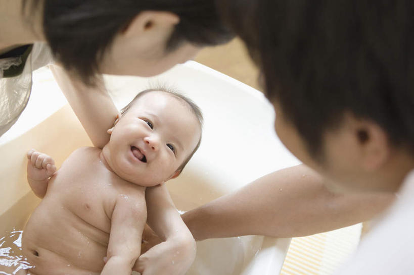 东方人,婴儿,儿童,三个人,家庭,夫妻,母亲,父亲,站,抱,笑,微笑,露齿笑,横图,俯视,室内,白天,爱情,洗澡,纯洁,水,亚洲,阴影,服装,朦胧,模糊,反射,液体,影子,水滴,浪漫,注视,休闲装,黄种人,干净,裸露,小孩,衣服,浴缸,低头,观察,看,清洁,站着,享受,休闲,健康,温暖,温馨,父子,母子,三口之家,一家人,休闲服,恩爱,放松,父爱,可爱,母爱,保健,恋人,服饰,活泼,抱着,观看,和睦,察看,卫生,搂着,关注,宝宝,裸,卫浴设备,纯真,烂漫,无邪,泡汤,水管装置,伶俐,天真,男人,男性,年轻男性,年轻女性,女人,女性,亚洲人,孩子,年轻人,夫妇,情侣,搂,搂抱,站立,半身,彩图,高角度拍摄,沐浴,伴侣,融洽