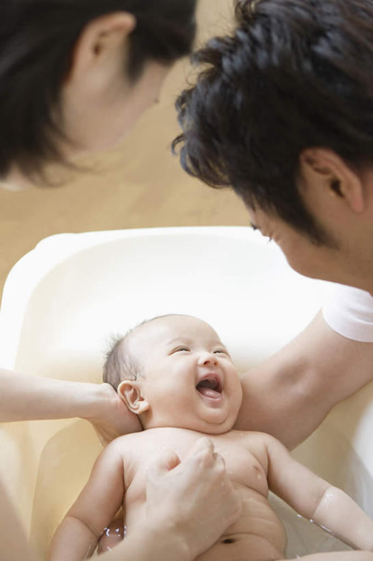 东方人,婴儿,儿童,三个人,家庭,夫妻,母亲,父亲,站,抱,笑,微笑,露齿笑,竖图,俯视,室内,白天,爱情,洗澡,纯洁,水,亚洲,阴影,服装,朦胧,模糊,反射,液体,影子,水滴,浪漫,注视,休闲装,黄种人,干净,裸露,小孩,衣服,浴缸,低头,观察,看,清洁,站着,享受,休闲,健康,温暖,温馨,父子,母子,三口之家,一家人,休闲服,恩爱,放松,父爱,可爱,母爱,保健,恋人,服饰,活泼,抱着,观看,和睦,察看,卫生,搂着,关注,宝宝,裸,卫浴设备,纯真,烂漫,无邪,泡汤,水管装置,伶俐,天真,男人,男性,年轻男性,年轻女性,女人,女性,亚洲人,孩子,年轻人,夫妇,情侣,搂,搂抱,站立,半身,彩图,高角度拍摄,沐浴,伴侣,融洽