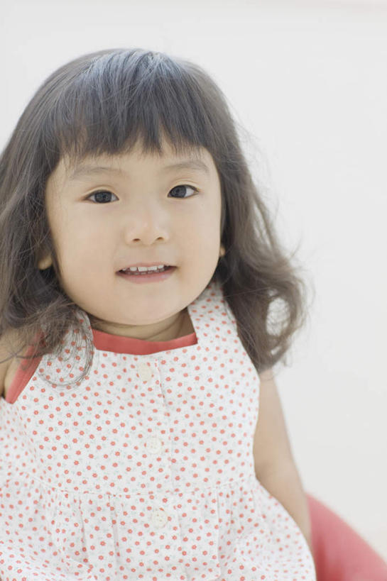 东方人,儿童,一个人,坐,笑,微笑,露齿笑,竖图,室内,白天,正面,裙子,纯洁,沙发,亚洲,仅一个女性,仅一个人,连衣裙,墙,注视,黄种人,墙壁,墙面,小孩,白色,观察,看,仅一个小孩,可爱,童年,童趣,观看,吊带裙,察看,关注,布艺沙发,童真,烂漫,无邪,天真,女孩,女人,女性,亚洲人,孩子,坐着,半身,彩图,女生