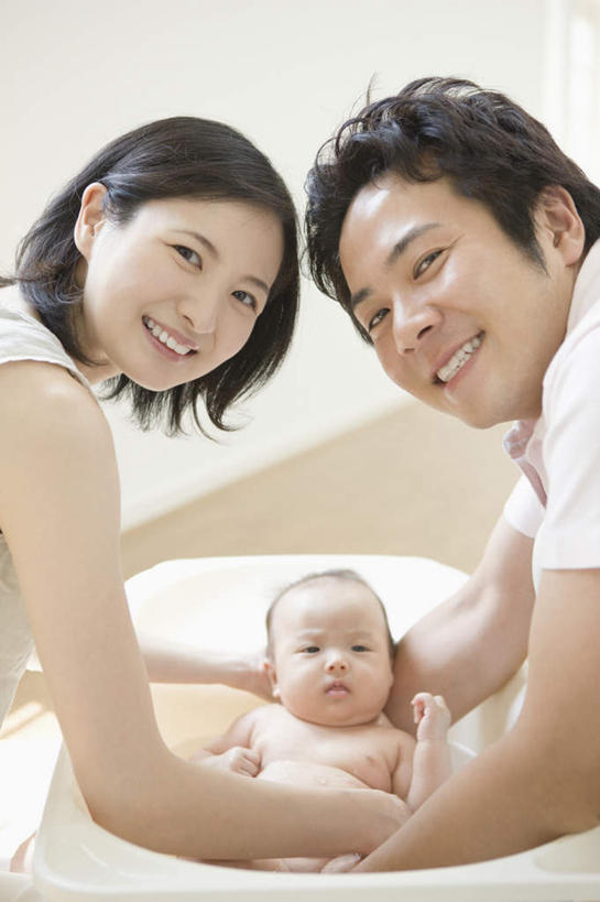 东方人,婴儿,儿童,三个人,家庭,夫妻,母亲,父亲,站,抱,笑,微笑,露齿笑,竖图,俯视,室内,白天,爱情,洗澡,纯洁,水,亚洲,阴影,服装,朦胧,模糊,反射,液体,影子,水滴,浪漫,注视,休闲装,黄种人,干净,裸露,小孩,衣服,浴缸,观察,看,清洁,站着,享受,休闲,健康,温暖,温馨,父子,母子,三口之家,一家人,休闲服,恩爱,放松,父爱,可爱,母爱,保健,恋人,服饰,活泼,抱着,观看,和睦,察看,卫生,搂着,关注,宝宝,裸,卫浴设备,纯真,烂漫,无邪,泡汤,水管装置,伶俐,天真,男人,男性,年轻男性,年轻女性,女人,女性,亚洲人,孩子,年轻人,夫妇,情侣,搂,搂抱,抬头,仰头,站立,半身,彩图,高角度拍摄,沐浴,伴侣,融洽