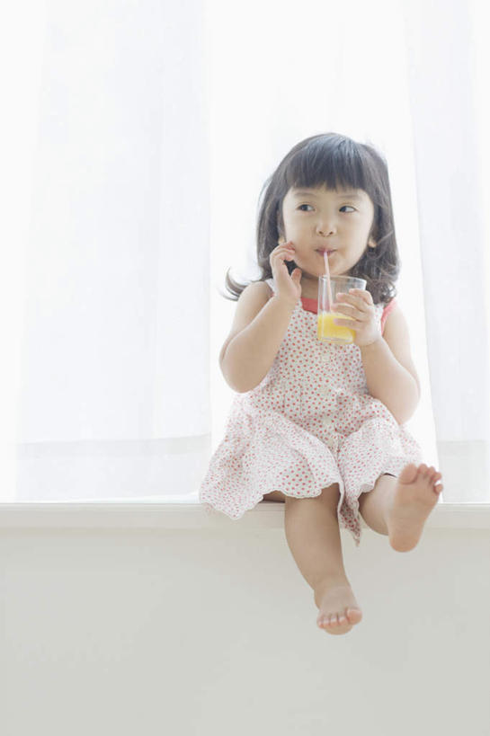 果汁,东方人,儿童,腿部,脚,脚趾,脚趾甲,腿,一个人,坐,笑,微笑,露齿笑,竖图,室内,白天,正面,裙子,纯洁,窗户,窗帘,杯子,亚洲,仅一个女性,仅一个人,握,连衣裙,朦胧,模糊,装饰,塑料,墙,饮品,拿,拿着,注视,黄种人,光脚,玻璃窗,墙壁,墙面,玻璃制品,饮料,小孩,白色,帘子,水杯,塑料制品,吸管,观察,看,仅一个小孩,赤脚,遮阳,可爱,童年,童趣,握着,观看,吊带裙,华丽,修饰,点缀,察看,空心,关注,可口,童真,烂漫,无邪,衬托,美观,雅致,雅观,饮管,适口,天真,女孩,女人,女性,亚洲人,孩子,脚指甲,玻璃杯,坐着,彩图,全身,女生,圆柱状