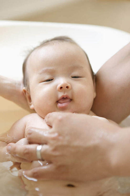 东方人,婴儿,儿童,脸,头,脸颊,手,三个人,家庭,夫妻,母亲,父亲,抱,笑,微笑,露齿笑,竖图,俯视,室内,特写,白天,爱情,洗澡,纯洁,水,亚洲,双手,朦胧,模糊,液体,水滴,浪漫,注视,黄种人,干净,裸露,肩膀,装饰品,小孩,戒指,饰品,首饰,浴缸,观察,看,清洁,享受,健康,温暖,温馨,父子,母子,三口之家,一家人,手部,恩爱,放松,父爱,可爱,母爱,保健,恋人,活泼,赤裸,抱着,观看,信物,和睦,察看,卫生,搂着,权利,关注,宝宝,裸,卫浴设备,纯真,烂漫,无邪,手饰,泡汤,水管装置,伶俐,天真,男人,男性,年轻男性,年轻女性,女人,女性,亚洲人,孩子,年轻人,头部,脸部,脸蛋,面部,夫妇,情侣,搂,搂抱,半身,彩图,高角度拍摄,沐浴,伴侣,融洽