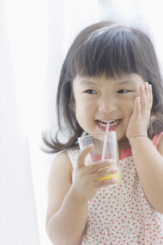 果汁,东方人,儿童,一个人,坐,捧,笑,微笑,露齿笑,竖图,室内,白天,正面,裙子,纯洁,窗户,窗帘,杯子,亚洲,仅一个女性,仅一个人,握,连衣裙,朦胧,模糊,装饰,塑料,墙,饮品,拿,拿着,注视,黄种人,玻璃窗,墙壁,墙面,玻璃制品,饮料,小孩,白色,帘子,水杯,塑料制品,吸管,观察,看,仅一个小孩,遮阳,可爱,童年,童趣,握着,观看,吊带裙,华丽,修饰,点缀,察看,空心,关注,可口,童真,烂漫,无邪,衬托,美观,雅致,雅观,饮管,适口,天真,女孩,女人,女性,亚洲人,孩子,玻璃杯,端,端着,捧着,手捧,坐着,半身,彩图,女生,圆柱状