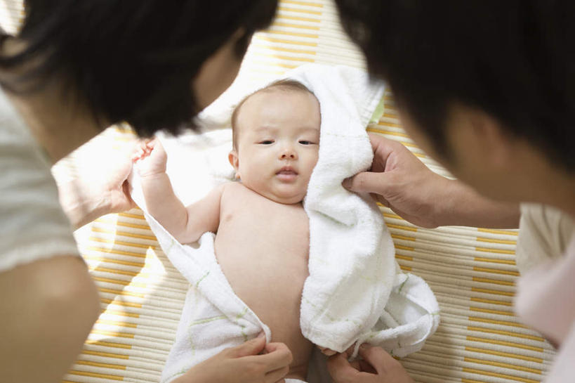 东方人,婴儿,儿童,三个人,家庭,夫妻,母亲,父亲,站,躺,笑,微笑,横图,俯视,室内,白天,爱情,纯洁,亚洲,擦,抚摸,服装,纺织物,席子,浴巾,浪漫,注视,休闲装,黄种人,裸露,小孩,衣服,毛巾,观察,看,清洁,站着,休闲,温暖,温馨,父子,母子,三口之家,一家人,休闲服,恩爱,父爱,可爱,母爱,擦拭,恋人,服饰,活泼,观看,保暖,和睦,察看,关注,宝宝,裸,透气,纯真,烂漫,无邪,防水,储水,耐磨,吸水,揩擦,拭,卧着,伶俐,天真,男人,男性,年轻男性,年轻女性,女人,女性,亚洲人,孩子,年轻人,夫妇,情侣,躺着,卧,站立,半身,彩图,高角度拍摄,伴侣,融洽,轻抚