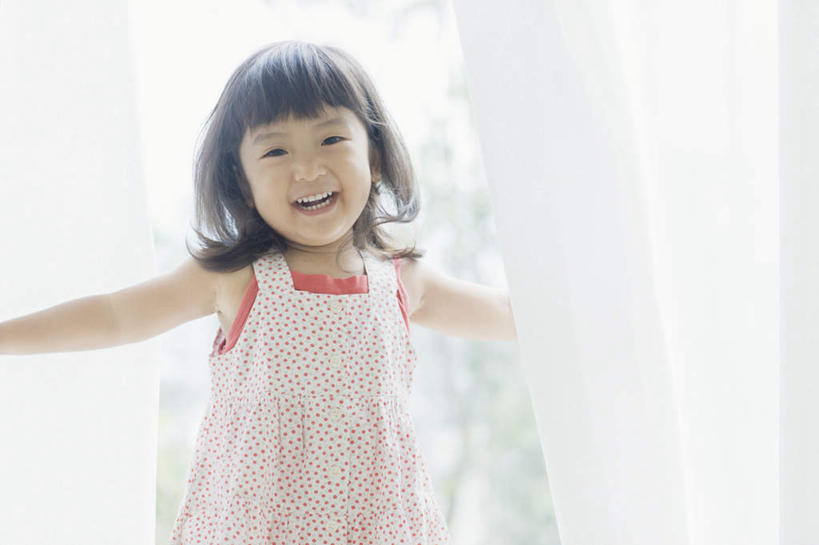东方人,儿童,一个人,站,伸展双臂,笑,微笑,露齿笑,横图,室内,白天,正面,裙子,纯洁,植物,窗户,窗帘,亚洲,仅一个女性,仅一个人,连衣裙,朦胧,模糊,装饰,注视,黄种人,玻璃窗,树,树木,小孩,绿色,自然,帘子,观察,看,站着,仅一个小孩,遮阳,可爱,童年,童趣,生长,成长,观看,吊带裙,华丽,修饰,点缀,察看,关注,童真,烂漫,无邪,衬托,美观,雅致,雅观,天真,女孩,女人,女性,亚洲人,孩子,敞开双臂,伸开双臂,展开双肩,站立,张开手臂,张开双臂,半身,彩图,女生