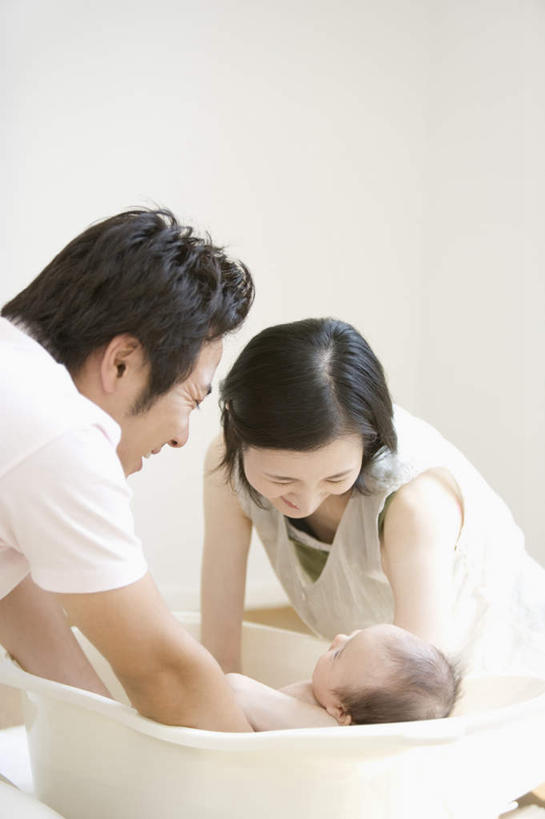 东方人,婴儿,儿童,三个人,家庭,夫妻,母亲,父亲,站,抱,笑,微笑,露齿笑,竖图,室内,白天,正面,爱情,洗澡,纯洁,亚洲,弯腰,服装,墙,浪漫,注视,休闲装,黄种人,干净,裸露,墙壁,墙面,小孩,衣服,白色,浴缸,观察,看,清洁,站着,享受,休闲,健康,温暖,温馨,父子,母子,三口之家,一家人,休闲服,恩爱,放松,父爱,可爱,母爱,保健,恋人,服饰,活泼,赤裸,抱着,观看,和睦,察看,卫生,搂着,关注,宝宝,裸,卫浴设备,纯真,烂漫,无邪,弯身,泡汤,水管装置,伶俐,天真,男人,男性,年轻男性,年轻女性,女人,女性,亚洲人,孩子,年轻人,夫妇,情侣,搂,搂抱,站立,半身,彩图,沐浴,伴侣,融洽