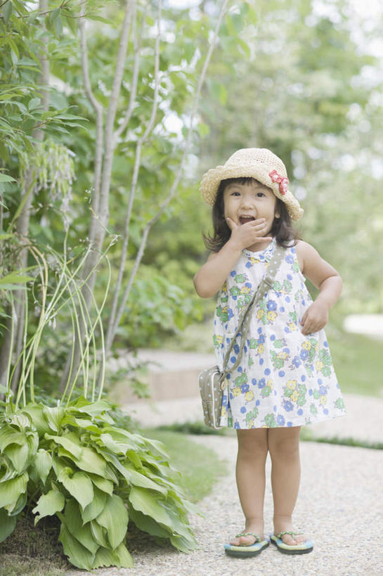 东方人,儿童,一个人,站,笑,微笑,露齿笑,竖图,室外,白天,正面,裙子,纯洁,树林,植物,帽子,亚洲,仅一个女性,仅一个人,连衣裙,朦胧,模糊,包,皮包,注视,黄种人,树,树木,小孩,绿色,自然,遮阳帽,观察,看,站着,仅一个小孩,可爱,童年,童趣,生长,成长,观看,单肩包,碎花,察看,关注,童真,烂漫,无邪,天真,女孩,女人,女性,亚洲人,孩子,站立,半身,彩图,女生