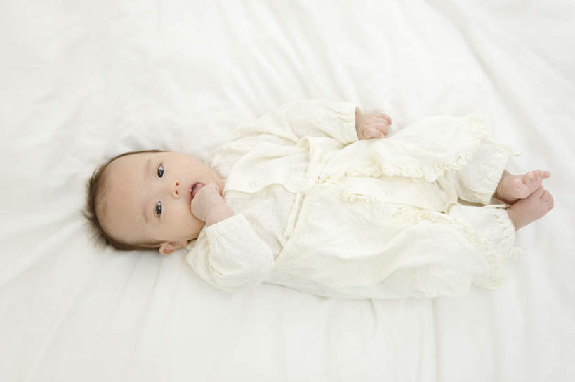 东方人,婴儿,儿童,腿部,脚,脚趾,脚趾甲,腿,一个人,躺,横图,俯视,室内,白天,婴儿服装,纯洁,床,卧室,亚洲,仅一个人,服装,床单,扭头,注视,黄种人,光脚,被子,小孩,衣服,观察,看,转头,赤脚,可爱,服饰,单人床,活泼,观看,察看,被单,衣着,穿着,关注,宝宝,纯真,烂漫,无邪,衣饰,卧着,伶俐,天真,亚洲人,孩子,脚指甲,躺着,卧,彩图,高角度拍摄,全身,婴儿服,睡房,卧房