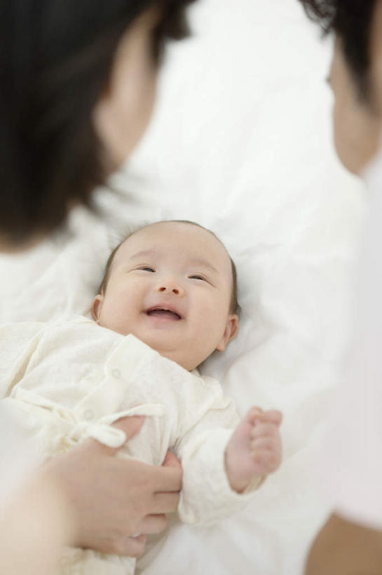 东方人,婴儿,儿童,三个人,家庭,夫妻,母亲,父亲,站,躺,笑,微笑,露齿笑,竖图,俯视,室内,白天,爱情,纯洁,床,卧室,亚洲,弯腰,握,服装,双人床,床单,浪漫,注视,休闲装,黄种人,被子,小孩,衣服,观察,看,站着,休闲,温暖,温馨,父子,母子,三口之家,一家人,休闲服,恩爱,父爱,可爱,母爱,握着,恋人,服饰,活泼,观看,和睦,察看,被单,关注,宝宝,纯真,烂漫,无邪,弯身,卧着,伶俐,天真,男人,男性,年轻男性,年轻女性,女人,女性,亚洲人,孩子,年轻人,夫妇,情侣,躺着,卧,站立,半身,彩图,高角度拍摄,睡房,卧房,伴侣,融洽