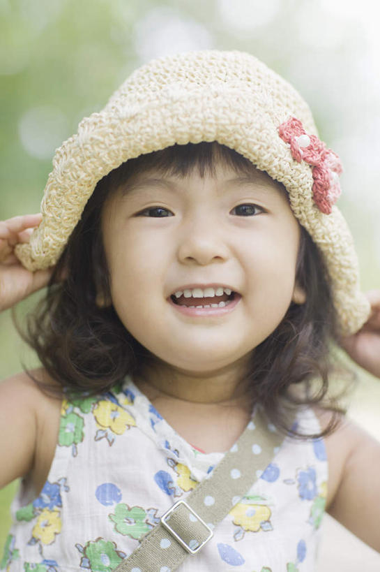 东方人,儿童,脸,头,脸颊,手,一个人,站,笑,微笑,露齿笑,竖图,室外,特写,白天,正面,裙子,纯洁,树林,植物,帽子,亚洲,双手,仅一个女性,仅一个人,抱头,连衣裙,朦胧,模糊,包,皮包,注视,黄种人,肩膀,树,树木,小孩,绿色,自然,遮阳帽,观察,看,站着,仅一个小孩,手部,可爱,童年,童趣,生长,成长,观看,单肩包,碎花,察看,关注,童真,烂漫,无邪,捧首,捧头,天真,女孩,女人,女性,亚洲人,孩子,头部,脸部,脸蛋,面部,站立,半身,彩图,女生