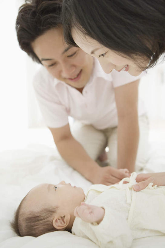 东方人,婴儿,儿童,三个人,家庭,夫妻,母亲,父亲,站,躺,笑,微笑,露齿笑,竖图,室内,白天,侧面,爱情,纯洁,床,卧室,亚洲,弯腰,握,服装,双人床,床单,浪漫,注视,休闲装,黄种人,被子,小孩,衣服,观察,看,站着,休闲,温暖,温馨,父子,母子,三口之家,一家人,休闲服,恩爱,父爱,可爱,母爱,握着,恋人,服饰,活泼,观看,和睦,察看,被单,关注,宝宝,纯真,烂漫,无邪,弯身,卧着,伶俐,天真,男人,男性,年轻男性,年轻女性,女人,女性,亚洲人,孩子,年轻人,夫妇,情侣,躺着,卧,站立,半身,彩图,睡房,卧房,伴侣,融洽