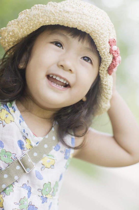 东方人,儿童,脸,头,脸颊,手,一个人,站,笑,微笑,露齿笑,竖图,室外,特写,白天,正面,裙子,纯洁,树林,植物,帽子,亚洲,仅一个女性,仅一个人,抱头,连衣裙,朦胧,模糊,包,皮包,注视,黄种人,肩膀,树,树木,小孩,绿色,自然,遮阳帽,观察,看,站着,仅一个小孩,手部,可爱,童年,童趣,生长,成长,观看,单手,单肩包,碎花,察看,关注,童真,烂漫,无邪,捧首,捧头,天真,女孩,女人,女性,亚洲人,孩子,头部,脸部,脸蛋,面部,站立,半身,彩图,女生