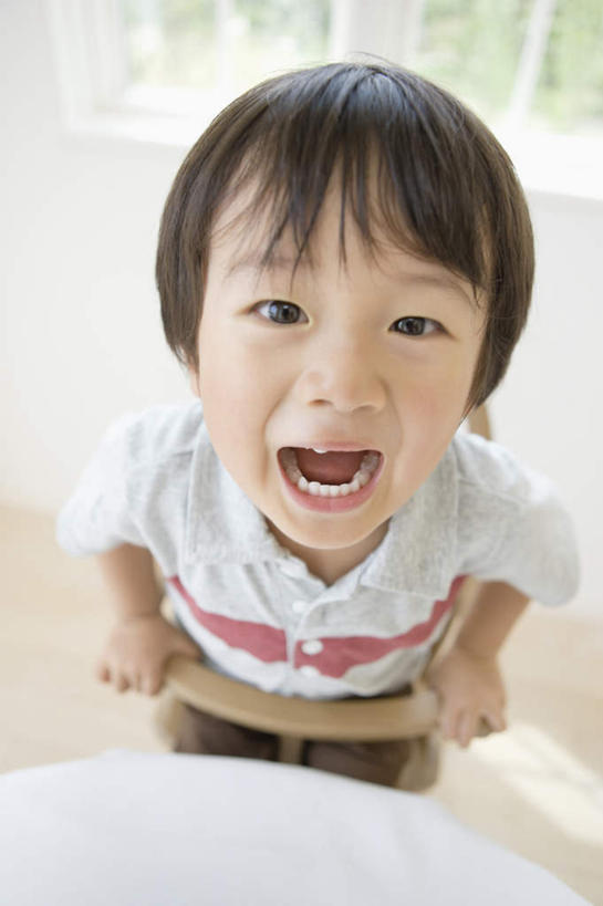 东方人,儿童,一个人,站,竖图,俯视,室内,白天,纯洁,窗户,桌面,桌子,椅子,亚洲,仅一个男性,仅一个人,握,服装,朦胧,模糊,木制,木椅,墙,注视,休闲装,黄种人,玻璃窗,墙壁,墙面,小孩,衣服,白色,木制品,观察,看,站着,张嘴,仅一个小孩,休闲,休闲服,可爱,童年,童趣,握着,服饰,观看,察看,关注,张大嘴巴,童真,烂漫,无邪,天真,男孩,男人,男性,亚洲人,孩子,张开嘴,抬头,仰头,站立,半身,彩图,高角度拍摄,男生