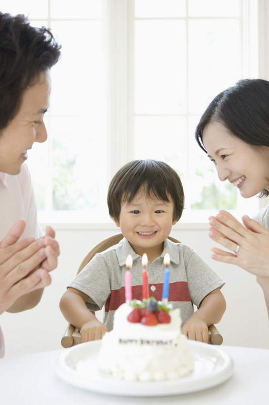 点心,东方人,儿童,三个人,家庭,夫妻,母亲,父亲,儿子,客厅,坐,笑,鼓掌,微笑,露齿笑,竖图,室内,白天,正面,爱情,纯洁,餐桌,窗户,桌子,餐具,蜡烛,亚洲,阴影,服装,朦胧,模糊,光线,碟子,火焰,盘,影子,烛光,墙,食品,浪漫,燃烧,扭头,注视,休闲装,黄种人,文化,玻璃窗,墙壁,墙面,食物,糕点,小孩,衣服,白色,盘子,碟,生日蛋糕,点燃,观察,看,祈祷,转头,休闲,温暖,温馨,父子,母子,三口之家,一家人,休闲服,恩爱,父爱,可爱,母爱,童年,童趣,许愿,恋人,服饰,餐台,观看,纪念,祈求,和睦,察看,起居室,关注,童真,烂漫,无邪,客堂,平安,天真,男孩,男人,男性,年轻男性,年轻女性,女人,女性,亚洲人,孩子,年轻人,夫妇,情侣,拍手,坐着,半身,彩图,伴侣,融洽,蛋糕,男生
