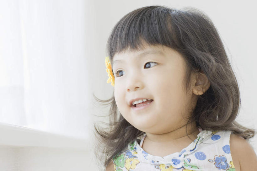 东方人,儿童,脸,头,脸颊,一个人,站,笑,微笑,露齿笑,横图,室内,特写,白天,正面,纯洁,窗户,亚洲,仅一个女性,仅一个人,服装,朦胧,模糊,装饰,头饰,墙,注视,休闲装,黄种人,玻璃窗,墙壁,墙面,小孩,衣服,黄色,白色,发夹,发饰,夹子,饰品,观察,看,站着,仅一个小孩,休闲,休闲服,可爱,童年,童趣,服饰,观看,华丽,修饰,点缀,察看,关注,童真,烂漫,无邪,配饰,衬托,美观,雅致,雅观,天真,女孩,女人,女性,亚洲人,孩子,头部,脸部,脸蛋,面部,站立,半身,彩图,女生