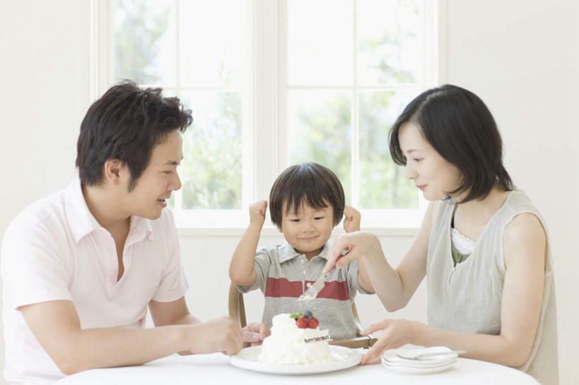 点心,东方人,儿童,三个人,家庭,夫妻,母亲,父亲,儿子,客厅,坐,笑,微笑,露齿笑,横图,室内,白天,正面,爱情,纯洁,餐桌,窗户,桌子,餐具,蜡烛,亚洲,切开,握,阴影,服装,朦胧,模糊,光线,碟子,工具,火焰,盘,影子,烛光,墙,食品,刀具,浪漫,燃烧,拿,拿着,扭头,注视,休闲装,黄种人,文化,玻璃窗,墙壁,墙面,食物,糕点,小孩,衣服,白色,盘子,碟,刀,生日蛋糕,点燃,观察,看,祈祷,切,转头,休闲,温暖,温馨,父子,母子,三口之家,一家人,休闲服,恩爱,父爱,可爱,母爱,童年,童趣,握着,许愿,恋人,服饰,餐台,观看,纪念,祈求,和睦,察看,起居室,关注,餐刀,剖面,童真,烂漫,无邪,切面,客堂,平安,天真,男孩,男人,男性,年轻男性,年轻女性,女人,女性,亚洲人,孩子,年轻人,夫妇,情侣,坐着,半身,彩图,伴侣,融洽,蛋糕,男生