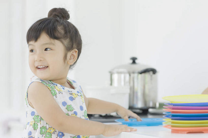 东方人,儿童,一个人,站,笑,微笑,露齿笑,横图,彩色,室内,白天,侧面,烹饪,纯洁,厨房,桌面,桌子,餐具,厨具,金属制品,亚洲,仅一个女性,仅一个人,一排,许多,握,服装,朦胧,模糊,整齐,金属,木制,碟子,锅子,盘,墙,拿,拿着,扭头,注视,休闲装,黄种人,锅,墙壁,墙面,排列,小孩,衣服,白色,盘子,木制品,碟,观察,看,站着,转头,仅一个小孩,休闲,休闲服,可爱,童年,童趣,握着,服饰,锅具,观看,堆,察看,队列,关注,童真,烂漫,无邪,烹饪用具,天真,女孩,女人,女性,亚洲人,孩子,烹调用具,烹调,站立,半身,彩图,灶间,女生