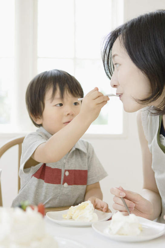 点心,东方人,儿童,两个人,家庭,母亲,儿子,客厅,坐,吃,竖图,室内,白天,正面,纯洁,餐桌,窗户,桌子,餐具,蜡烛,椅子,亚洲,握,阴影,服装,朦胧,模糊,光线,叉子,碟子,火焰,盘,影子,烛光,木椅,躺椅,食品,燃烧,拿,拿着,注视,休闲装,黄种人,文化,玻璃窗,食物,糕点,小孩,衣服,盘子,碟,生日蛋糕,点燃,观察,看,祈祷,休闲,温暖,温馨,母子,一家人,休闲服,可爱,母爱,童年,童趣,握着,许愿,服饰,餐台,观看,纪念,祈求,和睦,察看,起居室,关注,童真,烂漫,无邪,餐叉,客堂,平安,天真,男孩,年轻女性,女人,女性,亚洲人,孩子,年轻人,进餐用具,嚼,食,坐着,半身,彩图,融洽,蛋糕,男生