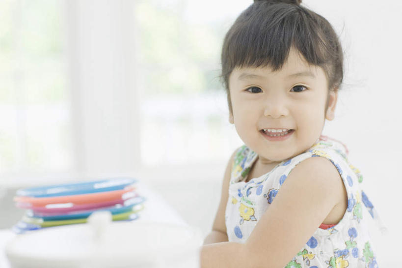 东方人,儿童,一个人,站,笑,微笑,露齿笑,横图,彩色,室内,白天,侧面,纯洁,厨房,桌面,桌子,餐具,亚洲,仅一个女性,仅一个人,一排,许多,服装,朦胧,模糊,整齐,木制,碟子,盘,墙,扭头,注视,休闲装,黄种人,墙壁,墙面,排列,小孩,衣服,白色,盘子,木制品,碟,观察,看,站着,转头,仅一个小孩,休闲,休闲服,可爱,童年,童趣,服饰,观看,堆,察看,队列,关注,童真,烂漫,无邪,天真,女孩,女人,女性,亚洲人,孩子,站立,半身,彩图,灶间,女生