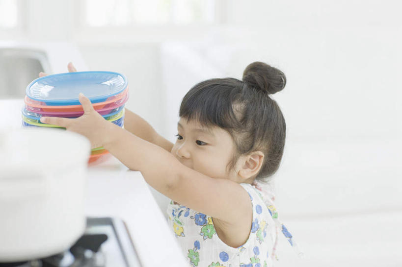 东方人,儿童,一个人,站,举,横图,彩色,室内,白天,侧面,烹饪,纯洁,厨房,桌面,桌子,餐具,厨具,金属制品,亚洲,仅一个女性,仅一个人,一排,许多,握,服装,朦胧,模糊,整齐,金属,木制,碟子,锅子,盘,墙,注视,休闲装,黄种人,锅,墙壁,墙面,排列,小孩,衣服,白色,盘子,木制品,碟,煤气炉,观察,看,托,站着,仅一个小孩,休闲,休闲服,可爱,童年,童趣,握着,服饰,锅具,观看,堆,察看,队列,关注,童真,烂漫,无邪,烹饪用具,天真,女孩,女人,女性,亚洲人,孩子,烹调用具,举起,举手,举着,烹调,向上举,向上伸,向上托,站立,半身,彩图,灶间,女生