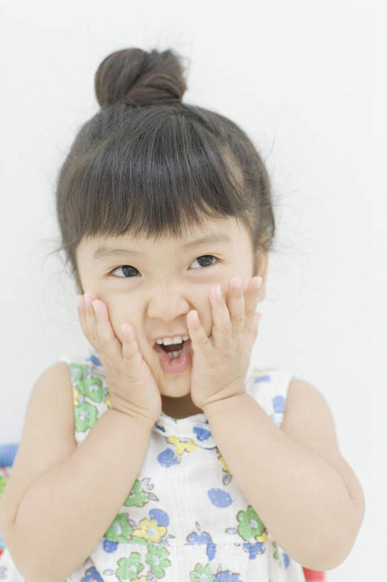 东方人,儿童,脸,头,脸颊,手,一个人,站,捧,笑,微笑,露齿笑,竖图,室内,特写,白天,正面,纯洁,亚洲,双手,仅一个女性,仅一个人,服装,朦胧,模糊,墙,注视,休闲装,黄种人,肩膀,墙壁,墙面,小孩,衣服,白色,观察,看,站着,仅一个小孩,休闲,手部,休闲服,可爱,童年,童趣,服饰,观看,察看,关注,童真,烂漫,无邪,天真,女孩,女人,女性,亚洲人,孩子,头部,脸部,脸蛋,面部,端,端着,捧着,手捧,站立,半身,彩图,女生