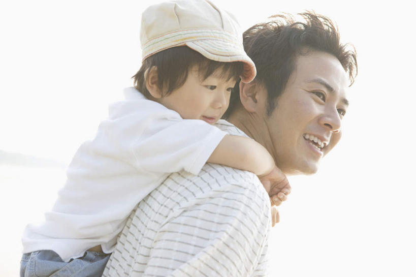 东方人,儿童,背,两个人,家庭,父亲,儿子,站,抱,笑,微笑,露齿笑,横图,室外,白天,侧面,纯洁,海浪,海洋,沙滩,帽子,亚洲,阴影,服装,朦胧,模糊,光线,沙子,影子,海岸,浪花,沙地,扭头,注视,休闲装,黄种人,运动帽,小孩,衣服,阳光,海水,背着,观察,看,站着,转头,休闲,温暖,温馨,父子,一家人,休闲服,鸭舌帽,父爱,可爱,童年,童趣,服饰,抱着,观看,和睦,察看,搂着,关注,海景,童真,烂漫,无邪,背负,天真,男孩,男人,男性,年轻男性,亚洲人,孩子,年轻人,大海,风浪,海,海水的波动,海滩,近岸浪,涌浪,搂,搂抱,站立,半身,彩图,融洽,男生