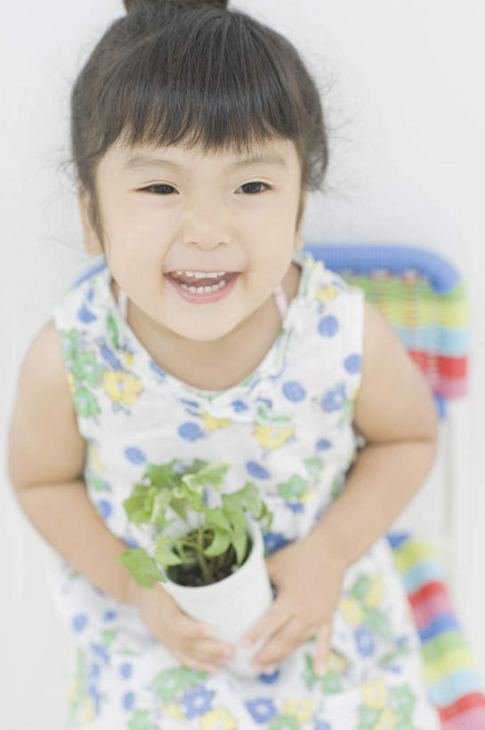 东方人,儿童,一个人,坐,笑,微笑,露齿笑,竖图,俯视,彩色,室内,白天,纯洁,植物,椅子,亚洲,仅一个女性,仅一个人,握,服装,朦胧,模糊,盆栽,木椅,墙,盆景,拿,拿着,注视,休闲装,黄种人,墙壁,墙面,小孩,衣服,绿色,白色,自然,观察,看,仅一个小孩,休闲,休闲服,可爱,童年,童趣,握着,服饰,生长,成长,观看,察看,关注,童真,烂漫,无邪,天真,女孩,女人,女性,亚洲人,孩子,抬头,仰头,坐着,半身,彩图,高角度拍摄,女生