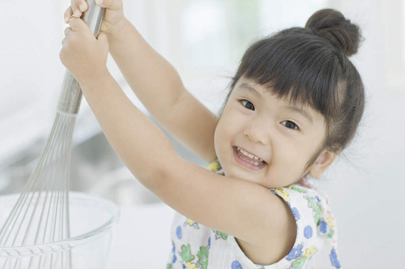 东方人,儿童,一个人,站,笑,微笑,露齿笑,横图,室内,白天,侧面,烹饪,纯洁,厨房,窗户,厨具,玻璃,金属制品,亚洲,仅一个女性,仅一个人,握,服装,朦胧,模糊,金属,墙,拿,拿着,扭头,注视,休闲装,黄种人,玻璃窗,墙壁,墙面,玻璃制品,小孩,衣服,白色,容器,打蛋器,搅拌器,碗,观察,看,站着,转头,仅一个小孩,休闲,休闲服,可爱,童年,童趣,握着,服饰,观看,储藏,察看,储存,关注,童真,烂漫,无邪,烹饪用具,手动打蛋器,天真,女孩,女人,女性,亚洲人,孩子,烹调用具,烹调,站立,半身,彩图,灶间,贮存,女生