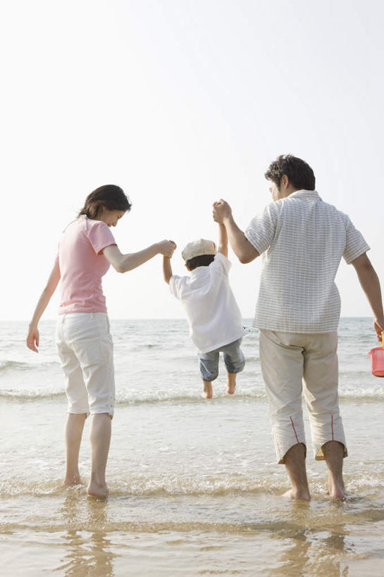 东方人,儿童,三个人,家庭,夫妻,母亲,父亲,儿子,站,举,握手,竖图,室外,白天,爱情,纯洁,海浪,海洋,沙滩,帽子,亚洲,握,阴影,服装,光线,沙子,桶,影子,塑料,海岸,浪花,沙地,浪漫,拿,拿着,扭头,注视,休闲装,黄种人,光脚,运动帽,小孩,背面,衣服,蓝色,蓝天,天空,阳光,海水,容器,塑料制品,天,观察,看,托,站着,转头,休闲,温暖,温馨,父子,母子,三口之家,一家人,赤脚,休闲服,鸭舌帽,恩爱,父爱,可爱,母爱,童年,童趣,握着,恋人,服饰,晴朗,观看,储藏,塑料桶,和睦,察看,储存,关注,海景,童真,烂漫,无邪,万里无云,天真,男孩,男人,男性,年轻男性,年轻女性,女人,女性,亚洲人,孩子,年轻人,夫妇,情侣,大海,风浪,海,海水的波动,海滩,近岸浪,涌浪,晴空,晴空万里,搀手,举起,举手,举着,拉手,手拉手,手握手,向上举,向上伸,向上托,站立,彩图,全身,伴侣,融洽,贮存,男生