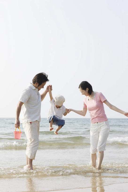 东方人,儿童,三个人,家庭,夫妻,母亲,父亲,儿子,站,举,握手,竖图,室外,白天,正面,爱情,纯洁,海浪,海洋,沙滩,帽子,亚洲,握,阴影,服装,光线,沙子,桶,影子,塑料,海岸,浪花,沙地,浪漫,拿,拿着,扭头,注视,休闲装,黄种人,光脚,运动帽,小孩,衣服,蓝色,蓝天,天空,阳光,海水,容器,塑料制品,天,观察,看,托,站着,转头,休闲,温暖,温馨,父子,母子,三口之家,一家人,赤脚,休闲服,鸭舌帽,恩爱,父爱,可爱,母爱,童年,童趣,握着,恋人,服饰,晴朗,观看,储藏,塑料桶,和睦,察看,储存,关注,海景,童真,烂漫,无邪,万里无云,天真,男孩,男人,男性,年轻男性,年轻女性,女人,女性,亚洲人,孩子,年轻人,夫妇,情侣,大海,风浪,海,海水的波动,海滩,近岸浪,涌浪,晴空,晴空万里,搀手,举起,举手,举着,拉手,手拉手,手握手,向上举,向上伸,向上托,站立,彩图,全身,伴侣,融洽,贮存,男生