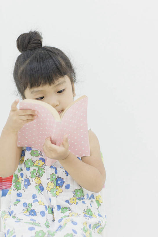 东方人,儿童,一个人,坐,竖图,室内,白天,正面,纯洁,书籍,椅子,亚洲,仅一个女性,仅一个人,一本,握,服装,木椅,墙,拿,拿着,注视,休闲装,黄种人,墙壁,墙面,小孩,衣服,白色,观察,看,仅一个小孩,休闲,休闲服,可爱,童年,童趣,握着,服饰,观看,察看,关注,童真,烂漫,无邪,天真,女孩,女人,女性,亚洲人,孩子,书,图书,坐着,半身,彩图,女生