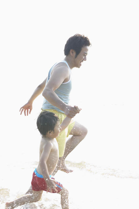 东方人,儿童,两个人,家庭,父亲,儿子,握手,笑,微笑,露齿笑,竖图,室外,白天,侧面,纯洁,海浪,海洋,沙滩,水,亚洲,奔驰,阴影,飞溅,服装,朦胧,模糊,溅,光线,沙子,液体,影子,海岸,浪花,水滴,沙地,注视,休闲装,黄种人,光脚,水珠,小孩,衣服,阳光,海水,奔跑,观察,看,休闲,温暖,温馨,父子,一家人,赤脚,休闲服,父爱,可爱,童年,童趣,服饰,观看,和睦,察看,关注,喷洒,海景,童真,烂漫,无邪,天真,男孩,男人,男性,年轻男性,亚洲人,孩子,年轻人,大海,风浪,海,海水的波动,海滩,近岸浪,涌浪,搀手,拉手,手拉手,手握手,半身,彩图,融洽,男生