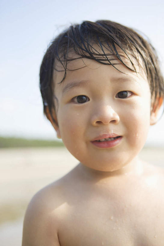 东方人,儿童,一个人,站,笑,微笑,露齿笑,竖图,室外,白天,正面,纯洁,草地,草坪,沙滩,植物,亚洲,仅一个男性,仅一个人,朦胧,模糊,沙子,海岸,沙地,注视,黄种人,裸露,草,小孩,蓝色,绿色,蓝天,天空,天,观察,看,站着,仅一个小孩,可爱,童年,童趣,晴朗,赤裸,观看,察看,关注,裸,童真,烂漫,无邪,万里无云,天真,男孩,男人,男性,亚洲人,孩子,海滩,晴空,晴空万里,站立,半身,彩图,男生