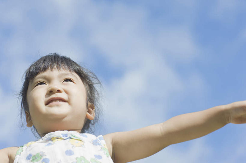 东方人,儿童,脸,头,脸颊,一个人,站,伸展双臂,笑,微笑,露齿笑,横图,室外,特写,白天,仰视,纯洁,亚洲,仅一个女性,仅一个人,阴影,服装,朦胧,模糊,光线,影子,云,云朵,云彩,注视,休闲装,黄种人,肩膀,小孩,衣服,蓝色,白云,蓝天,天空,阳光,天,观察,看,站着,仅一个小孩,休闲,休闲服,可爱,童年,童趣,服饰,晴朗,观看,察看,关注,童真,烂漫,无邪,天真,女孩,女人,女性,亚洲人,孩子,头部,脸部,脸蛋,面部,晴空,敞开双臂,伸开双臂,抬头,仰头,展开双肩,站立,张开手臂,张开双臂,半身,彩图,低角度拍摄,女生