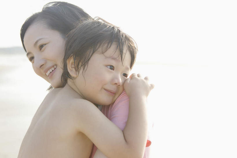 东方人,儿童,两个人,家庭,母亲,儿子,站,抱,笑,微笑,露齿笑,横图,室外,白天,侧面,纯洁,海浪,海洋,亚洲,阴影,服装,朦胧,模糊,光线,影子,浪花,注视,休闲装,黄种人,裸露,小孩,衣服,阳光,海水,观察,看,站着,休闲,温暖,温馨,母子,一家人,休闲服,可爱,母爱,童年,童趣,服饰,抱着,观看,和睦,察看,搂着,关注,裸,海景,童真,烂漫,无邪,天真,男孩,年轻女性,女人,女性,亚洲人,孩子,年轻人,大海,风浪,海,海水的波动,近岸浪,涌浪,怀抱,搂,搂抱,相抱,拥抱,站立,半身,彩图,融洽,男生