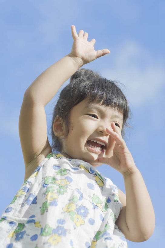 东方人,儿童,脸,头,脸颊,手,一个人,站,举,笑,微笑,露齿笑,竖图,室外,特写,白天,仰视,纯洁,亚洲,双手,仅一个女性,仅一个人,阴影,服装,朦胧,模糊,光线,影子,云,云朵,云彩,注视,休闲装,黄种人,肩膀,小孩,衣服,蓝色,白云,蓝天,天空,阳光,天,观察,看,托,站着,仅一个小孩,休闲,手部,休闲服,可爱,童年,童趣,服饰,晴朗,观看,察看,关注,童真,烂漫,无邪,天真,女孩,女人,女性,亚洲人,孩子,头部,脸部,脸蛋,面部,晴空,举起,举手,举着,抬头,向上举,向上伸,向上托,仰头,站立,半身,彩图,低角度拍摄,女生