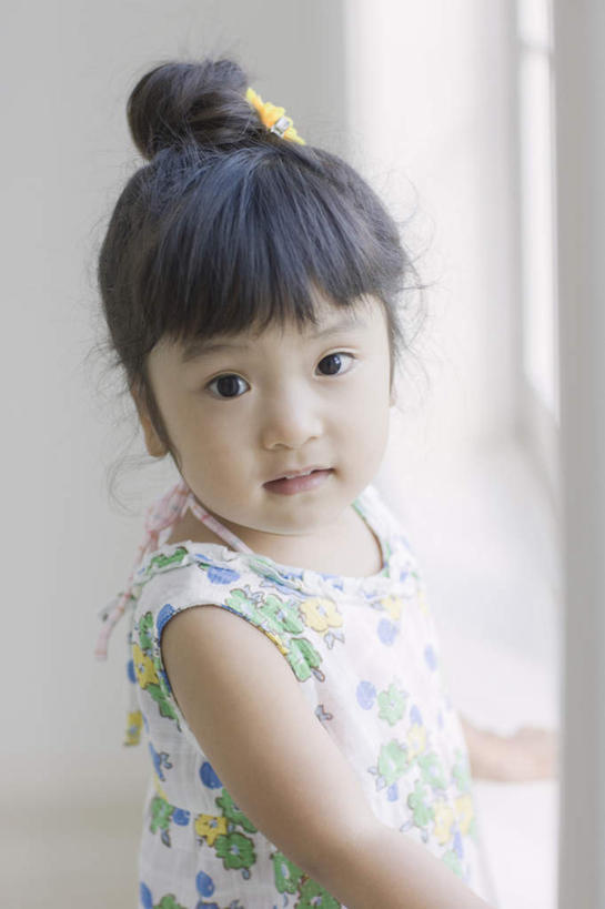 东方人,儿童,一个人,站,笑,微笑,露齿笑,竖图,室内,白天,侧面,纯洁,窗户,亚洲,仅一个女性,仅一个人,服装,装饰,头饰,墙,扭头,注视,休闲装,黄种人,玻璃窗,墙壁,墙面,小孩,衣服,白色,发饰,饰品,观察,看,站着,转头,仅一个小孩,休闲,休闲服,可爱,童年,童趣,服饰,观看,华丽,修饰,点缀,察看,关注,头绳,童真,烂漫,无邪,配饰,衬托,美观,雅致,雅观,天真,女孩,女人,女性,亚洲人,孩子,站立,半身,彩图,发绳,女生