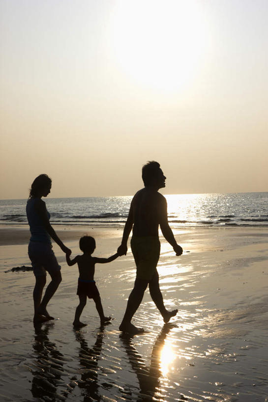 东方人,儿童,三个人,家庭,夫妻,母亲,父亲,儿子,走,握手,竖图,室外,白天,侧面,爱情,纯洁,海浪,海洋,日落,沙滩,太阳,亚洲,阴影,服装,光线,沙子,影子,海岸,浪花,水平线,晚霞,霞光,落日,辽阔,海平线,沙地,背光,浪漫,注视,休闲装,黄种人,小孩,衣服,阳光,海水,黄昏,观察,看,休闲,广阔,温暖,温馨,父子,母子,三口之家,一家人,休闲服,彩霞,恩爱,父爱,可爱,母爱,童年,童趣,恋人,服饰,观看,一望无际,和睦,察看,关注,逆光,海景,童真,烂漫,无邪,无边无际,一马平川,夕照,天真,男孩,男人,男性,年轻男性,年轻女性,女人,女性,亚洲人,孩子,年轻人,夫妇,情侣,大海,风浪,海,海水的波动,海滩,近岸浪,涌浪,夕阳,步行,搀手,拉手,散步,手拉手,手握手,走路,彩图,全身,伴侣,融洽,水天相接,水天一线,斜阳,男生