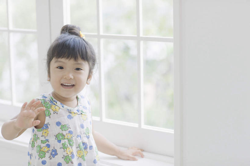 东方人,儿童,一个人,站,举,笑,微笑,露齿笑,横图,室内,白天,正面,纯洁,植物,窗户,亚洲,仅一个女性,仅一个人,服装,朦胧,模糊,墙,挥手,注视,休闲装,黄种人,再见,玻璃窗,墙壁,墙面,树,树木,小孩,衣服,绿色,白色,自然,观察,看,手势,托,站着,招手,仅一个小孩,休闲,休闲服,可爱,童年,童趣,服饰,生长,成长,告别,观看,察看,关注,摆动,童真,烂漫,无邪,离别,辞行,天真,女孩,女人,女性,亚洲人,孩子,举起,举手,举着,向上举,向上伸,向上托,站立,半身,彩图,女生