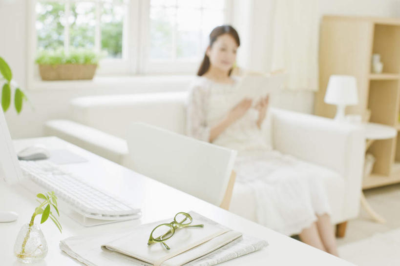 东方人,一个人,客厅,坐,笑,微笑,横图,室内,白天,正面,裙子,植物,窗户,桌子,书籍,亚洲,仅一个年轻女性,仅一个女性,仅一个人,握,服装,朦胧,模糊,盆栽,眼镜,墙,记事本,盆景,拿,拿着,注视,休闲装,黄种人,书桌,长裙,玻璃窗,墙壁,墙面,衣服,绿色,白色,自然,本子,笔记本,课桌,观察,看,休闲,休闲服,握着,服饰,生长,成长,观看,半身裙,察看,起居室,关注,近视眼镜,客堂,年轻女性,女人,女性,亚洲人,书,图书,坐着,半身,彩图